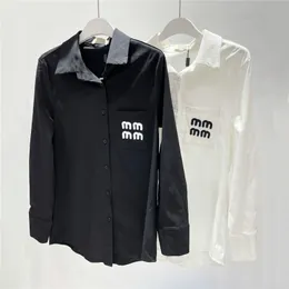 Camisas femininas com bolso e letras bordadas, blusa solta de manga comprida, camisa preta e branca