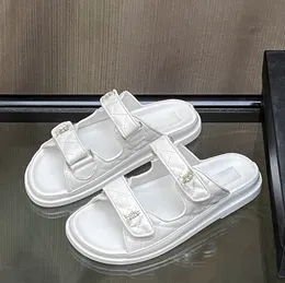 Sandaler berömda designer kvinnor quiltade thong slipers justerbar spänne platt häl sandaler från whitesdesigner skor mulor slip på strandsandaler