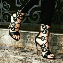 Sandalet seksi çapraz kayışlar metal daire sandaletler çapraz bandaj dantel yukarı stiletto sandalet açık ayak parmağı kesim daire süs ayakkabıları mujer