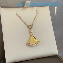 Designer de marca de luxo jóias colares v placa de ouro colar das mulheres em forma de leque pequena saia colar corrente pingente para um nível sentido