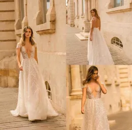 2020 Berta Vestidos de Noiva Profundo Decote Em V Renda Appliqued Uma Linha Sexy Backless Cap Manga Praia Vestidos De Casamento Trem Da Varredura Boho Nupcial 1654362