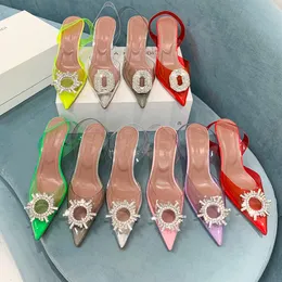 Amina Muaddi PVC Pompalar Lüks Tasarımcılar Sandalet Kadınların Elbise Ayakkabı 9.5cm Parti Ayakkabıları Kristal Müssiz Tokalı Cowhide Sole Mükemmel Kadın Ayakkabıları Kutu ile Geri Geri Yükle