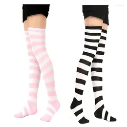 Kadın Çorap Moda Stripes Uzun Tüp Çorapları Avrupa ve Amerikan tarzı kadın diz üstü sonbahar sıcak siyah beyaz kadın trend çorap