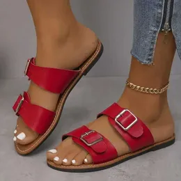 Terlik 2024 Yaz Yeni Gündelik Buckle Kadınlar Günlük Sandals Lüks Tasarımcı Konfor Düzleri Plaj Flip Flops Chinelos Feminos H240325