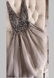 Işıltı kristal boncuklu kısa kokteyl elbiseleri gri eve dönüş elbisesi ucuz çift vneck seksi parlak mini balo elbiseleri abiye vestidos4599909