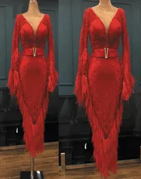 Rote sexy kurze Cocktailkleider mit tiefem V-Ausschnitt, Mantel-Applikationen, Federn, Teelänge, lange Ärmel, Partykleid, Abendkleid, Abschlussball, Club, We6691180