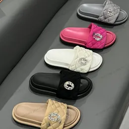 Kvinnornas platt klackade designer sandaler med dubbel C -låsande diamantplattform quiltad kors övre glidskydd loafers strand utomhus sandaler paris designer skor