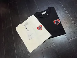 2024 Yaz Erkek Kadın Tasarımcılar Tişörtler Gevşek Büyük Boy Tees Giyim Moda Üstleri Adamlar Günlük Göğüs Mektup Gömlek Baskılı Üç Renk Kalp Desen Kısa Kollu