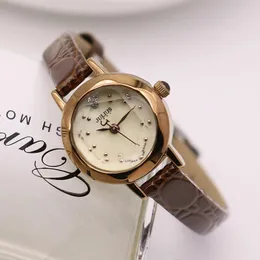 腕時計女性のファッションシンプルな腕時計女の子のレザーストラップ腕時計レディ