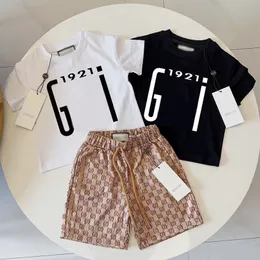 Tvådelade kläduppsättningar Baby Girls Boy Shorts kjol blommor bokstav passar barn lyxiga original etikett uppsättningar flickor barn klassiska kläduppsättningar brev ärmdräkter