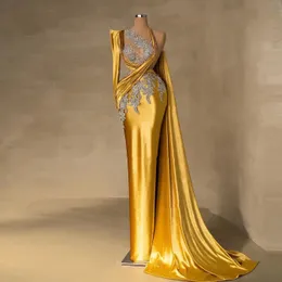 Elegante Etui-Gold-Abendkleider für Frauen, sexy One-Shoulder-Satin, formelle Party-Abschlussballkleider mit Kristallen, Perlen-Spitze-Applikationen, Illusion, Vestidos de Fiesta