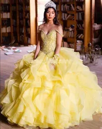 Princess Yellow Ball Gown Quinceanera klänningar från axeln Cascading Ruffles Crystal Beads Sweep Train Prom Party Gowns Sweet 15 Y1049711