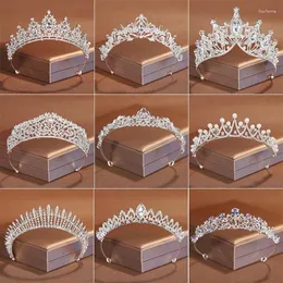 헤어 클립 Itacazzo Bridal Headwear Crown Silver Color Classic Tiaras 여성 웨딩 소녀 생일 파티에 적합합니다.