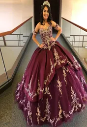 Abiti stile Quinceanera di livello bordeaux con applicazioni di pizzo a cuore con perline Abito da ballo in raso con perline Abito da ballo Corsetto sul retro Abito dolce 164829374