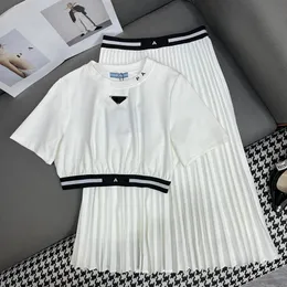 Designer feminino duas peças vestido pescoço carta impressão estiramento web de alta qualidade verão recortado topo saia plissada conjunto