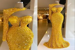 豪華なウエディングドレス明るい黄色のスパンコールビーズホルター長袖イブニングドレスフォーマルパーティーガウンスイープトレインローブデローブBC121390200