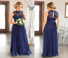 Abiti da damigella d'onore lunghi country blu navy Boho 2020 Collo alto con buco della serratura sul retro in pizzo chiffon pieghettato Abiti da damigella d'onore Ospite di nozze 7731448