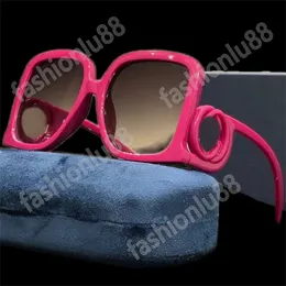 Topp Womens Designer Solglasögon stora nyanser solglasögon för kvinnor herrglasögon ihålig ram occhiali da sole kreativa svarta lyxiga solglasögon män uv400 goggle