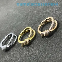 2024 designer de luxo marca jóias banda anéis torção novo produto diamante moda avançada personalidade borboleta nó corda enrolamento anel