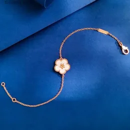 Braccialetti con ciondoli Nuovo 2023 Gioielli di marca di lusso popolari di alta qualità La Sweet Lucky Shell Fiori Primavera Plum Blossom per le donne Regalo L240320