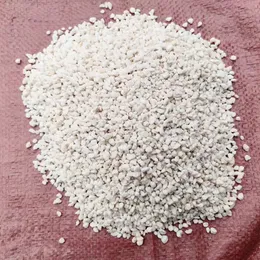 Produttore di perlite: matrice di particelle di perlite mescolata con terreno Terreno per piantare fiori duri con particelle di perlite di grandi dimensioni