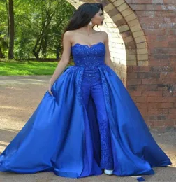 Mode Royal Blue Lace Prom Dresses Jumpsuits med stropplösa nackpärlor överskirt aftonklänningar Vestidos de Fiesta Sweep Train A2772919