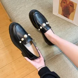 2022s designer de luxo sapato casual mulheres mocassins sapatos de couro escovado mocassins de marca plana tênis preto plataforma de borracha de patente baixa corte EU35-40