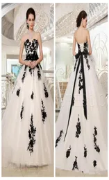 2019 Sweetheart Lace Appliques White and Black Gothic Wedding Dresses spets upp Back Bridal klänningar Ribbon Long Garden Vestidos de Mar8027845