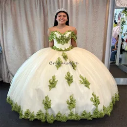 Abiti Quinceanera bianchi unici con applicazioni verdi in pizzo 3D Florals Ball Gown Sweet 16 Dress Puffy Beaded Charro Abiti De Xv Anos Para Abiti da festa di compleanno 2024