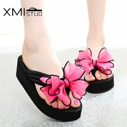 Flops Xmistuo 2020 Summer Women Platform Flip Flops Bow خارج الشرائح الإناث 5.5 سم من النعال الشاطئية 7103W