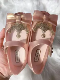 Färg högkvalitativa barn flickor mini dd retro skor barn glitter krona sandaler barn baby godisskor geléskor SH19109 240318