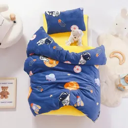 3st Cartoon Cotton Crib Linen Kit Baby Coral Fleece Bedding Set Inkluderar Pillowcase Bed Sheet Då täcke utan fyllmedel CP11 240304