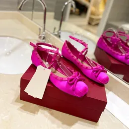 Scarpe basse di design di alta qualità ballerine in raso con borchie tono su tono dettaglio fiocco in tessuto cinturini in nappa e finiture scarpe da abito da sposa con scatola