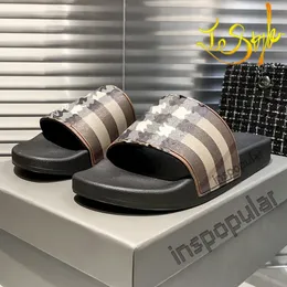 Sandali di design decorati con stampa scozzese Scarpe vintage di marca di lusso da uomo Pantofole piatte a quadri Pantofole piatte estive per le vacanze al mare Sandalo da donna Comfort Piattaforma mulo casual