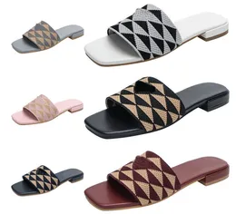 Роскошные дизайнерские тапочки на плоской подошве, клетчатые квадратные женские сандалии с треугольным логотипом, модные летние пляжные туфли на низком каблуке, шлепанцы