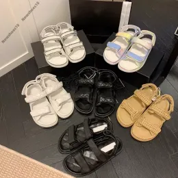 2024 Ny gratis frakt pappa sandaler berömda designer kvinnor sommarsreglage äkta läder metall logotypplattform mules lady strand sandels eu40 med box tofflor