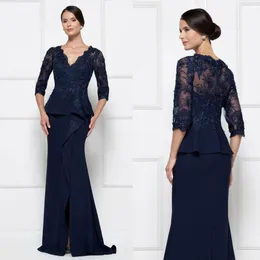 2024 Dark Navy Mother of the Bride Gowns Illusion Formella klänningar för kvinnor 3/4 ärmar V Necksida Split Pärled Lace Groom's Mother Dress for Wedding Marriage AMM157