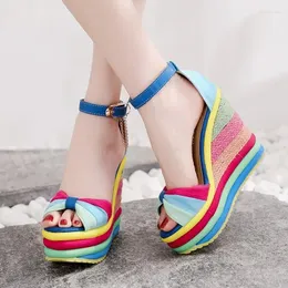 Sandálias 2024 Matsuke Color Block Sapatos Femininos Grama Tecelagem Slope Salto Verão Alto Peixe Boca Moda Romana