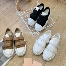 2024 Designer trampki płócienne zwykłe markę Sneakers damskie platforma modowa Małe białe buty oddychające MU Solid podnośniki buty zewnętrzne