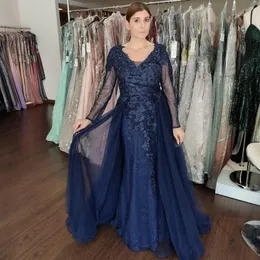 2024 Abiti da madre della sposa blu scuro con strascico staccabile Abiti da cerimonia per donna Maniche lunghe Scollo a V Abito da sposa in pizzo con perline per matrimonio Matrimonio AMM152