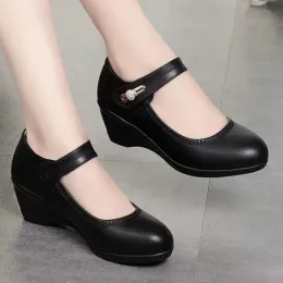 Pompalar Zapatos de Mujer Kadın Sevimli Konfor Strap Siyah Patent Deri Yükseklik Artırılmış Ayakkabılar Leydi Soğuk Şarap Kırmızı Topuk Ayakkabıları E818