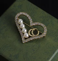 Słynna marka projektowa luksurys broszka mężczyźni kobiety nr rinestone perłowe broszki literowe garnituru pin moda biżuteria dekoracja odzieży Wysokiej jakości akcesoria