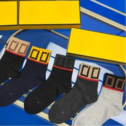 Skarpetki męskie sezon 6 Drużyna do deskorolki drukowane skarpetki sportowe skarpetki Hip Hop Sport Haft haft unisex Crew Sock Men Dress Designer Yriykydjd