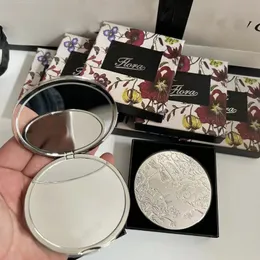 Projektant Silver Small Mirror Classic Logo Wzór rzeźbiony MUSTROWANIE MUSTROWE KOBIETOWE PURPULE PURLELE PIERNOWY MUROUP MURROR Makeup Narzędzie do makijażu