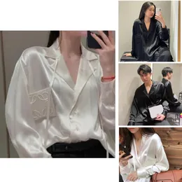 2024 Modne czarne białe kobiety jedwabne bluzki długie koszule jedwabne i satynowe klasyczne bluzki żeńska koszula z literami haftowe bluzki damskie