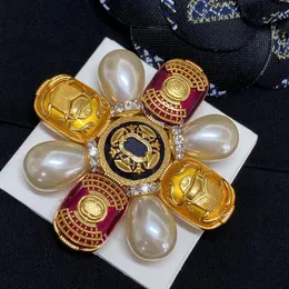 Nya trendiga män Kvinnor Designer Pins Brosches Gold Plated Bling CZ Letter Brosches For Party Wedding Trevlig gåva till vänner