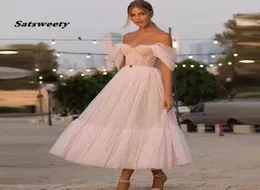 Blush Pink Off the Shoulder Dot Tulle Short Prom Dress med ärmar Elegant te längd Kvällsklänning för festmottagning2239778
