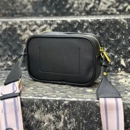 A bolsa crossbody de designer para câmera é simples e tem o formato de uma pequena caixa retangular, uma bolsa de ombro elegante e luxuosa com alça e caixa original