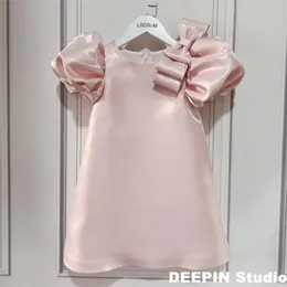 Flickor Satin Princess Dresses Childrens Pink Puff Sleeve Piano Costume Bow Party Dress Pure 240311