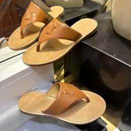 Luxurys Designer Sandália Novo Estilo Flip Flops Mulher Plana Chinelos Slide Verão Ensolarado Praia Genuína Piscina Mocassim Preto Ao Ar Livre Viagem Sandale Mule Homens Sliders